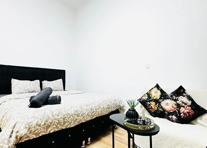 Comfy Apt, 10min Transport To Stadthalle شقة *