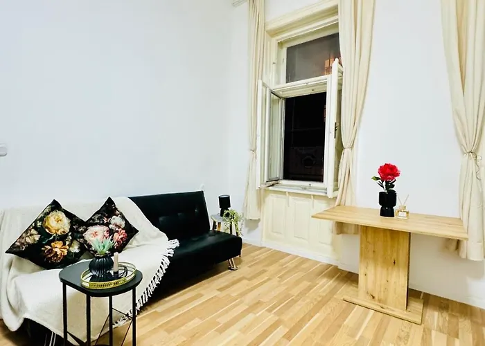 Comfy Apt, 10min Transport To Stadthalle شقة