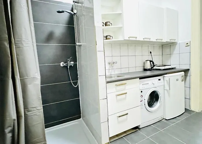 Comfy Apt, 10min Transport To Stadthalle شقة *